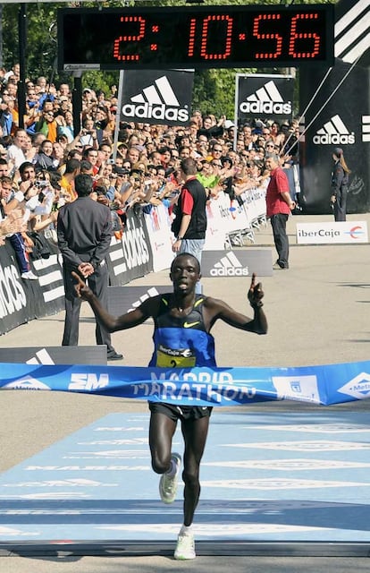 El keniata Moses Arusei ha batido el récord de los 34 años de existencia del Maratón de Madrid. Ha bajado de las dos horas y once minutos y ha hecho historia por encima del ganador del año pasado, que ha quedado segundo en esta edición.