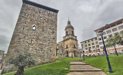La emblemática Torre Salazar y la basílica gótico-renacentista de Santa María, al fondo, son dos de los edificios de mayor interés de la ciudad.
