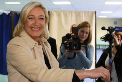 Marine Le Pen, líder del Frente Nacional, vota en Henin-Beaumont, al norte de Francia.