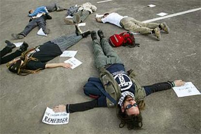 Varios pacifistas estadounidenses protestan contra la guerra en Bagdad.
