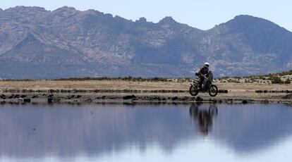 El piloto italiano Luca Viglio durante la octava etapa del Rally Dakar entre Uyuni (Bolivia) y Calama (Chile).