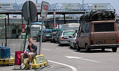 Un niño esperaba ayer en una zona de embarque del puerto de Algeciras.