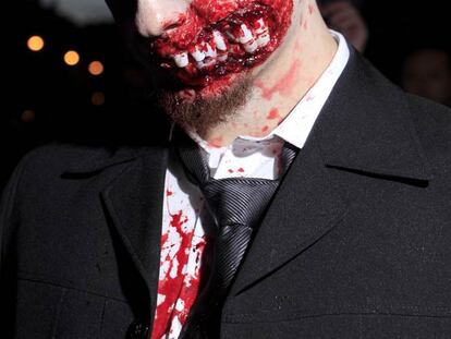 Un momento de la Marcha Zombie de Madrid que, por cuarto año consecutivo, comenzó en la plaza de Felipe II.