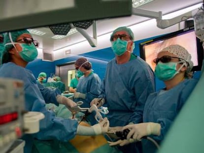 Cirujanos del Hospital Cl&iacute;nic, durante una intervenci&oacute;n.