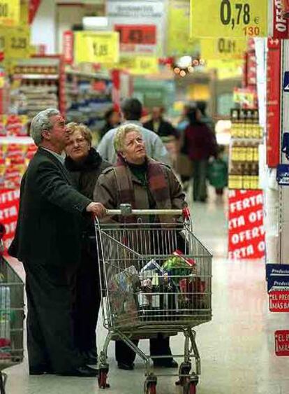 Clientes de un centro comercial observan las ofertas.