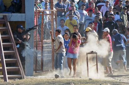 Familiares intentan acceder al penal de Comayagua.