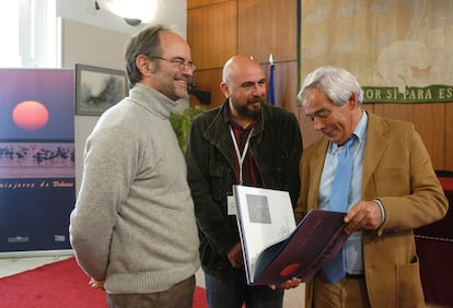 José María López de Ayala, a la derecha, durante la presentación de un libro con sus fotografías en el Parlamento andaluz.