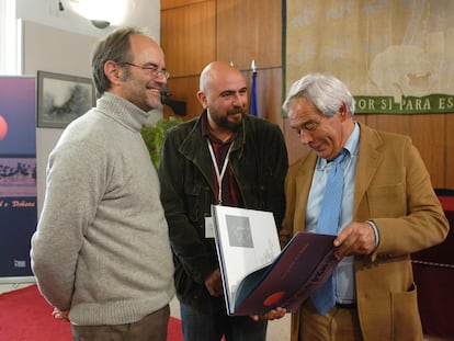 José María López de Ayala, a la derecha, durante la presentación de un libro con sus fotografías en el Parlamento andaluz.