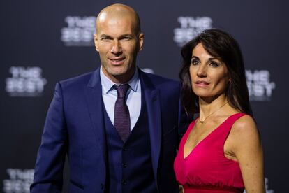 El entrenador del Madrid Zinedine Zidane posó con su esposa Véronique.