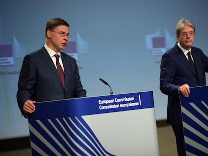 El vicepresidente de la Comisión Europea, Valdis Dombrovskis (izquierda), junto al comisario europeo de Economía, Paolo Gentiloni.