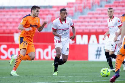 Fernando da el pase de gol del Sevilla a En-Nesyri.