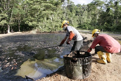 La contaminación ha provocado a los indígenas enfermedades de la piel, diferentes tipos de cáncer y otras afecciones. En la imagen, dos trabajadores limpian un pozo contaminado en Taracoa en diciembre de 2007.