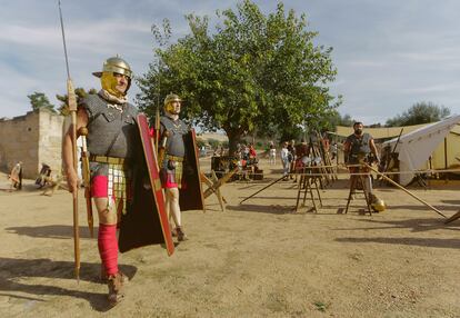 Ciudadanos de Mérida vestidos de militares romanos, el pasado año.
