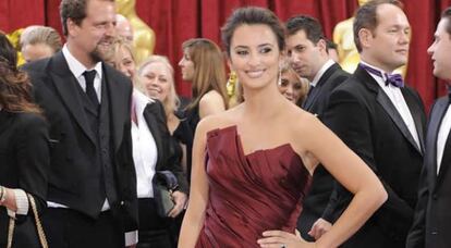 La actriz española Penelope Cruz posa a su llegada a la alfombra roja de la 82 edición de la ceremonia de entrega de los Premios Oscar