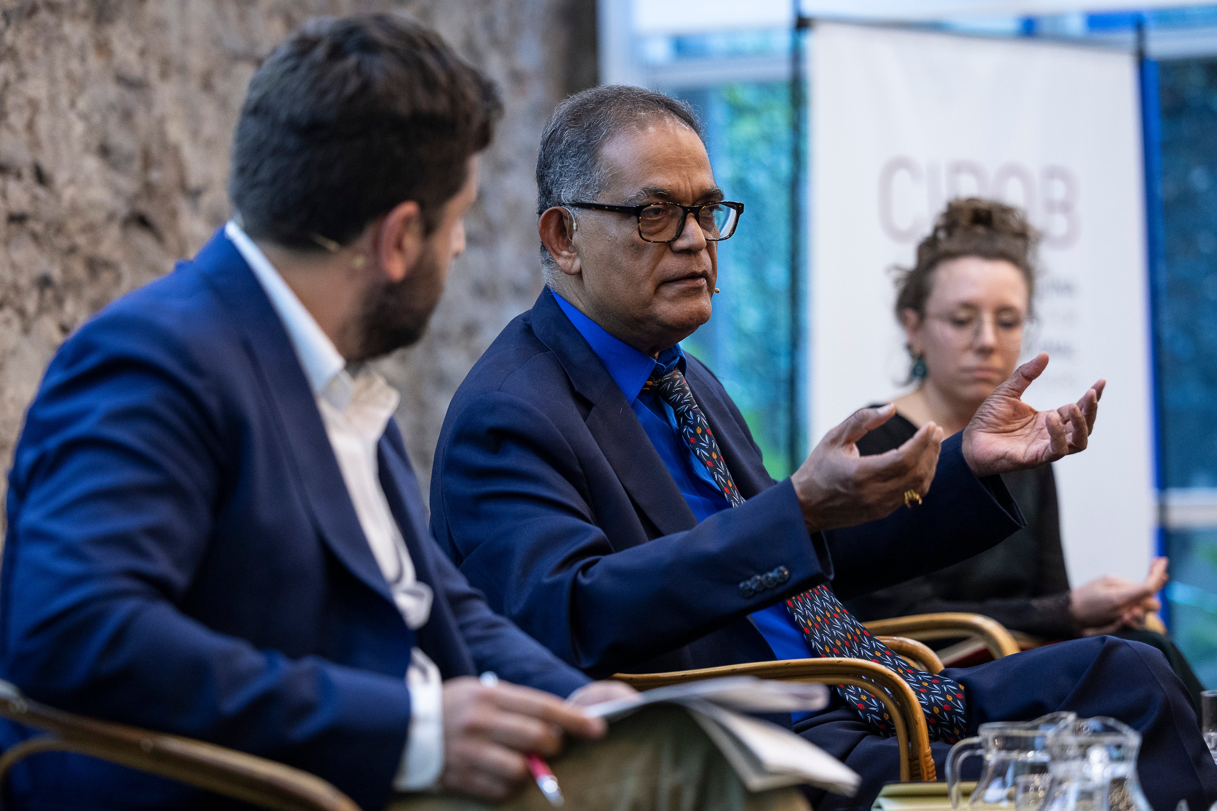 Amitav Acharya acompañado por Lluís Pellicer y Inés Arco durante el fórum organizado por World in Progress y el CIDOB.