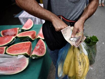 Um homem faz compras em uma feira em Caracas, na Venezuela.