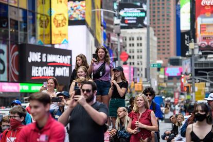 Un grupo de personas en Times Square (Nueva York, Estado Unidos) el 11 de junio.