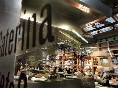 Las interioristas Isabel López y Sandra Tarruella firman el proyecto del restaurante Cuines de Santa Caterina, en el mercado de Santa Caterina de Barcelona (renovado según un proyecto de Enric Miralles).