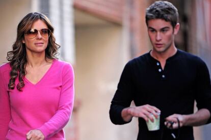 Elizabeth Hurley es una de las nuevas incorporaciones de esta temporada. Por lo que hemos visto, se encargará de seducir al joven Nate Archibald, que ya tiene experiencia con mujeres mayores que él.