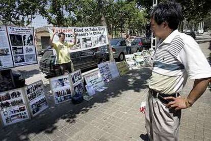 Miembros de Falun Gong protestan ante el consulado chino de Barcelona en septiembre de 2005.