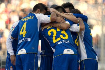 Los jugadores del Espanyol celebran el tanto de Jesús Datolo.