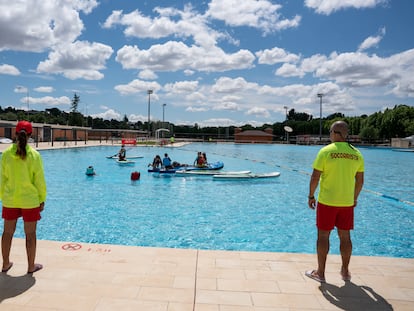 Los socorristas observan actividades con canoas en una piscina municipal de Madrid.
