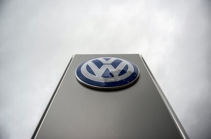 S&iacute;mbolo de Volkswagen en un concesionario de Viena.