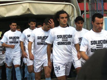 Los jugadores del Compostela saltan al campo, en enero pasado, pidiendo la dimisión de su presidente en una camiseta.