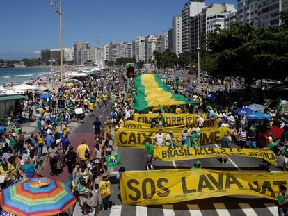 Manifesta&ccedil;&atilde;o convocada pelo MBL e pelo Vem pra Rua neste domingo, 26 de mar&ccedil;o, em Copacabana, no Rio. 