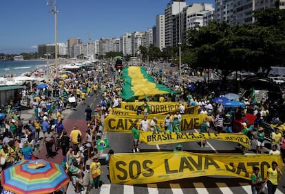 Manifesta&ccedil;&atilde;o convocada pelo MBL e pelo Vem pra Rua neste domingo, 26 de mar&ccedil;o, em Copacabana, no Rio. 