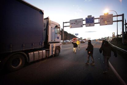 Varios jóvenes de detienen el tráfico a primera hora de la mañana en la avenida de Alfonso Molina, vía de acceso de A Coruña. Con gritos de "Elviña, nuevo Gamonal", "sois corruptos" o "Elviña no se vende", los participantes intentan parar el desalojo y el derribo de la casa, una de las viviendas afectadas por la urbanización del parque ofimático de A Coruña.