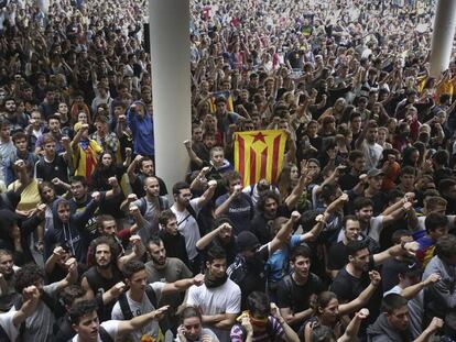 Miles de personas en el Aeropuerto del Prat en protesta por la condena a los líderes del 'procés', en octubre de 2019.