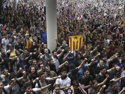 Miles de personas se agolparon en octubre de 2019 ante el aeropuerto del Prat en protesta por la condena a los líderes del 'procés'.