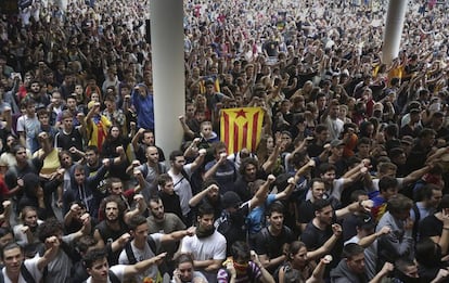 Miles de personas se agolpan ante el aeropuerto del Prat en protesta por la condena a los líderes del 'procés'.