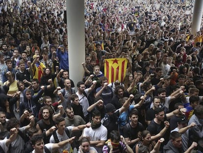 Miles de personas en el Aeropuerto del Prat en protesta por la condena a los líderes del 'procés', en octubre de 2019.