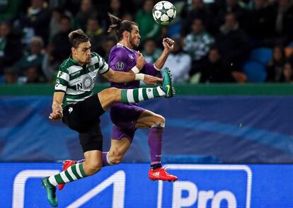 El jugador del Real Madrid Gareth Bale (d) disputa el balón con Sebastian Coates (i). 