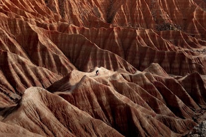 Este parque natural navarro, que también es reserva de la biosfera, constituye uno de los paisajes más conocidos de Navarra: desierto de arcillas y areniscas, territorio de formas improbables que desafían la gravedad y la imaginación, con un aspecto fiero y cinematográfico. Se puede inmortalizar este vasto territorio a golpe de obturador, sobre todo cuando el sol arranca contrastes a sus caprichos geológicos.