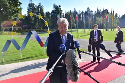 El comisario de Economía de la Comisión Europea, Paolo Gentiloni, a su llegada al Eurogrupo informal de Eslovenia.