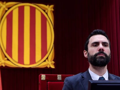 Roger Torrent, presidente del Parlamente, interviene durante el pleno.