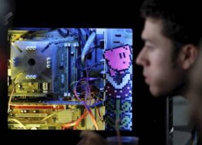 Un joven ante la pantalla de su ordenador durante la segunda jornada de la Campus Party de Valencia. EFE/Archivo