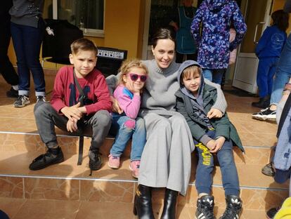 Jolie posa junto a unos niños en la estación de tren de Lviv. 