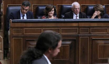 Pablo Iglesias pasa frente al Gobierno en funciones el pasado miércoles en el Congreso.