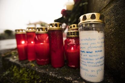 Velas y flores en recuerdo de Diana Quer a la entrada de la nave de asados (Rrianxo) donde el presunto asesino de la joven madrileña, José Enrique Abuin Gey abandono el cuerpo sin vida.