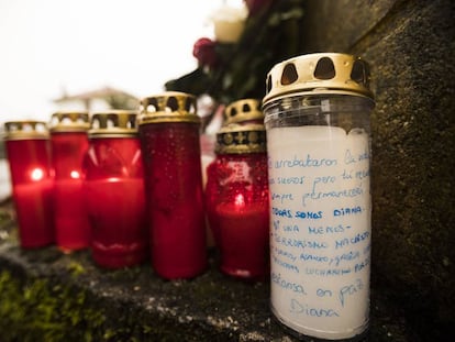 Velas y flores en recuerdo de Diana Quer a la entrada de la nave de asados (Rrianxo) donde el presunto asesino de la joven madrileña, José Enrique Abuin Gey abandono el cuerpo sin vida.
 