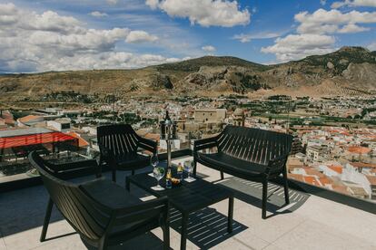 Asomarse al invierno desde la bonanza del clima de Loja (Granada) es más que una tentación en el hotel El Mirador.