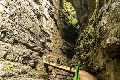 En una noche glacial de invierno, cuando cuelgan de la piedra chupones como estalactitas, la visita nocturna con antorchas al  Breitachklamm, uno de los cañones rocosos más profundos de Europa, es impresionante. La garganta va desde Oberstdorf-Tiefenbach hasta Kleinwalsertal, en la región de Algovia, al suroeste de Baviera, y se hunde hasta unos 100 metros de profundidad en la roca. El paseo completo por el desfiladero lleva unas dos horas, por senderos seguros entre acantilados cubiertos de musgo, a lo largo del Breitach, un cristalino río de montaña.