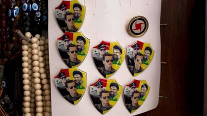 Chapas a la venta en Damasco con los rostros de los presidentes de Siria, Hafed y Bachar el Assad y del líder de Hezbolá, Hasán Nasralá.