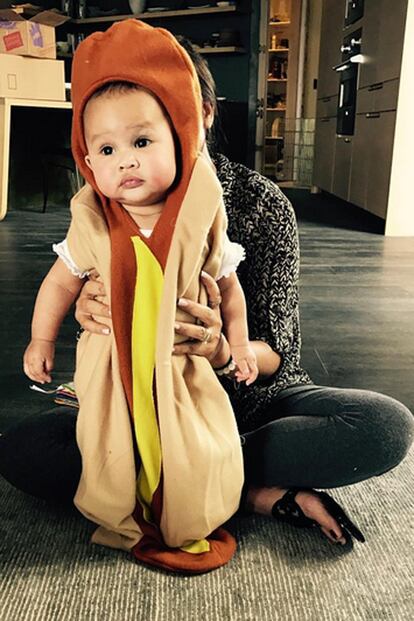 Esta es probablemente su imagen más popular. Sus padres la disfrazaron de perrito caliente, plátano o pavo real para celebrar su primer Halloween. La versión hot dog supera el millón de 'me gustas'.