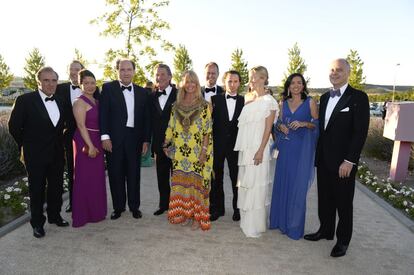 Los actores Kurt Rusell y Goldie Hawn posan con algunos de los asistentes antes de la cena de conmemoración.