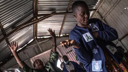 Betty Muhambe le canta a Dios en la iglesia de Kawangware, en Nairobi, Kenia. Su hermano es una de las más de 20 víctimas mortales que ha dejado la violencia policial desde marzo de 2020.